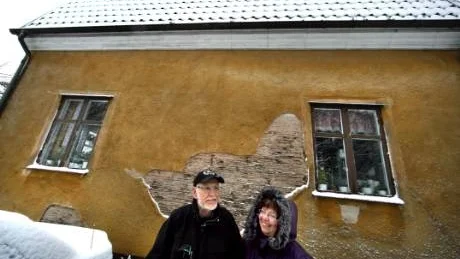 Det glömda huset. Alf och Inga-Britt Bolin poserar 2010 framför det hus de hyr och vill köpa loss från regionen.