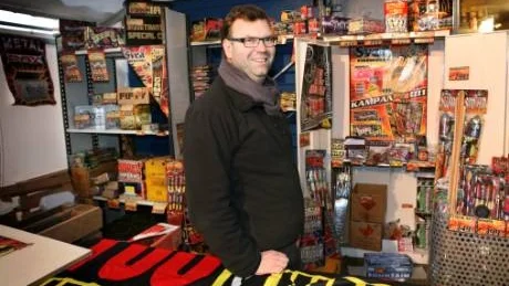 Storsäljare. "Jag fortsätter sälja, för glädjen. Folk vill ha fyrverkerier till nyår. Allt fler köper "tårtor"med 25-100 raketer i. Det är bra. Man behöver bara tända en gång, så avfyras allt vid samma tillfälle. Då slipper man okynnesskjutningen som stör djur och människor" säger Tomas Berglund på Bingers kvarn i Visby. Foto: Tobias Wallström