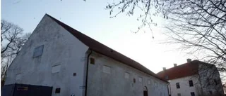 Författare stämmer kommunen