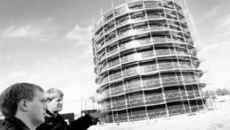 <7GT_Bildrubrik>Gas</7GT_Bildrubrik>. Miljöpartiets språkrör Gustav Fridolin fick en rundtur kring biogasanläggningen i Bro av bland andra Magnus Ahlsten. Om drygt en månad kommer den första biogasanläggningen att levereras, till Arla och till den egna biogasmacken i Visby.