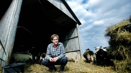 <7GT_Bildrubrik>hemma bäst</7GT_Bildrubrik>. Den gotländska bonden Fredrik Holm prövades ordentligt i onsdagens program av "Bonde söker fru".foto: petra jonsson/arkiv