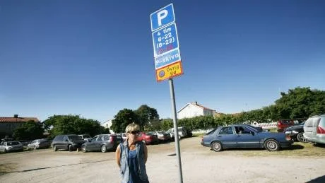 FRITT. Ingvy Svensson från Visby föredrar att gå några steg och slippa betala avgift för att parkera.
