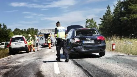 Trafikolycka. Tre bilar var inblandade i en krock utanför Lärbro i går. Vägen var avstängd i en timme. Foto: Joel Nilsson