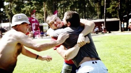 Kusinkamp. Det blev favorit i repris när Erik Larsson och Robert Ruthström möttes i finalen i Stångspelens gutinska femkamp. Erik vann för tionde året.