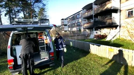 <7GT_Bildrubrik>Undersökning.</7GT_Bildrubrik> I går förmiddag anlände polisens tekniker till den totalt utbrända lägenheten på Jungmansgatan.
