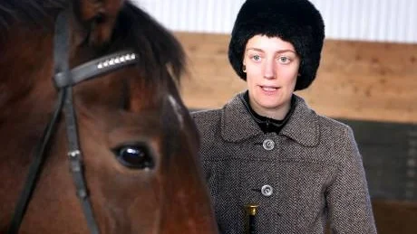 Lisa Ericson. Hon fann sig inte till rätta inom den vanliga ridningen. Nu har hon kommit in på Philippe Karls exklusiva utbildning för ridlärare inom klassisk dressyr. "Ridning ska vara vetenskaplig. Jag vill veta exakt vad som händer. Hur ska jag annars kunna ha rent samvete gentemot mina elever?"Foto: Tobias Wallström