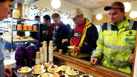 Firarvärt. Ingela Pettersson serverade tårta och kaffe under gårdagen. Produktionen är trygg i 25 år.