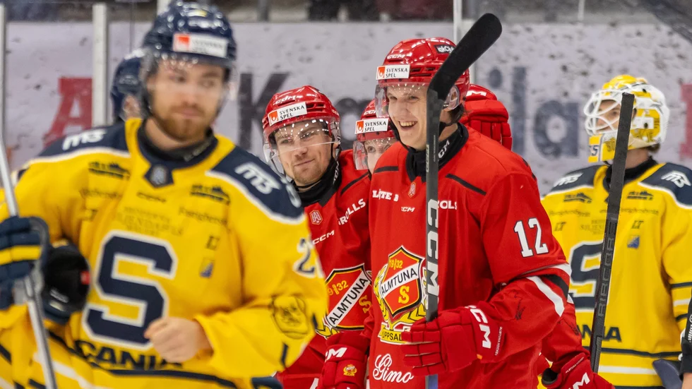 Carl Wassenius, t h, gjorde 1-0 till Almtuna på en öppnande passning från Hampus Harlestam. Två raka hemmamatcher har nu givit två raka segrar för Almtuna.