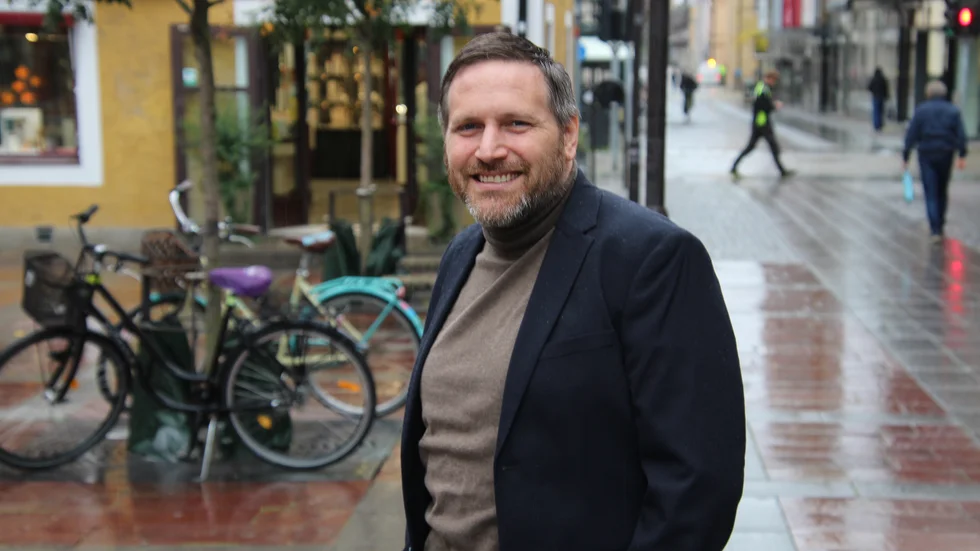 Stefan Ventura på Guldsmedstorget vid Repslagaregatan. Vid den gatan fanns det en gång i tiden två repslagerier – och på torget finns det fortfarande en guldsmed i det gula huset byggt 1760.