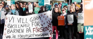 Hundratals lärare i jätteprotest: "Ställs orimliga krav på oss"