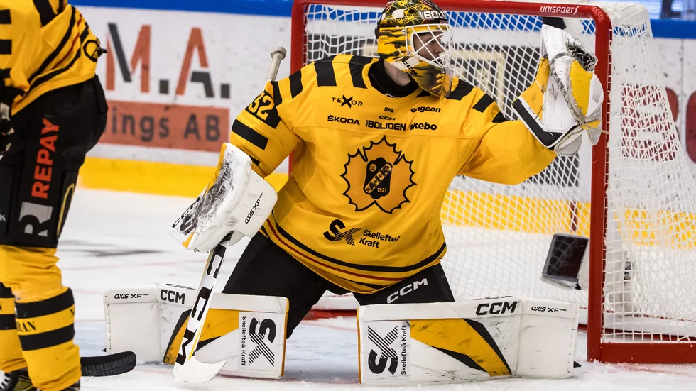 Linus Söderström vaktar kassen i Växjö i afton.