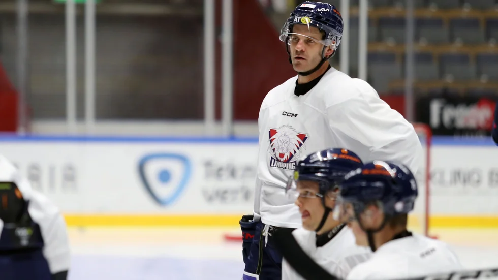 På söndagen kom Lance Bouma till Linköping och dagen efter gjorde han sin första träning med laget. Planen är att kanadensaren gör debut mot Växjö på torsdag.