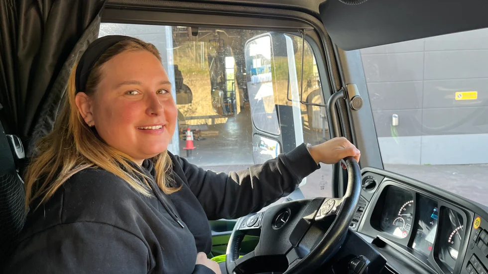 "Jag är rätt social och gillar att prata. Men en bra sak är att man kan välja att vara tyst och sura för sig själv", säger Hanna Åman och skrattar.
