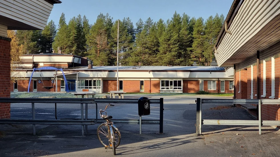 Bergskolan avslutar skoldagen i förtid på tisdag med anledning av att en i personalen mottagit ett meddelande.