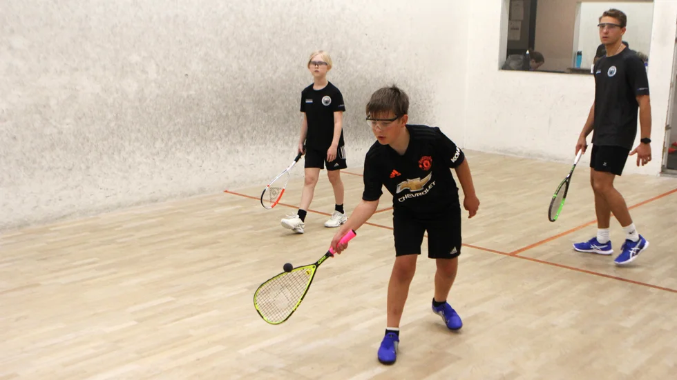Squashsporten har varit större i Uppsala men är nu efter en svalare period åter på uppgång. Uppsala Squash Club har fått igång en rad ungdomsgrupper.