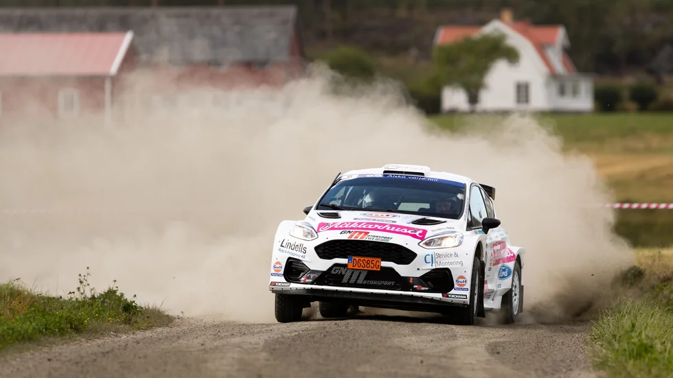 Sebastian Johansson och kartläsaren Jesper Elfver satsar på fjolårets SM-finalbil i "Kickens minne" – en Ford Fiesta Rally2.