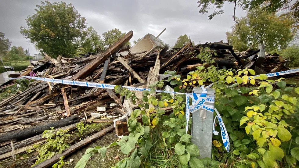 Det här är det enda som återstår av flerfamiljshuset i Ringarum, dagen efter storbranden.