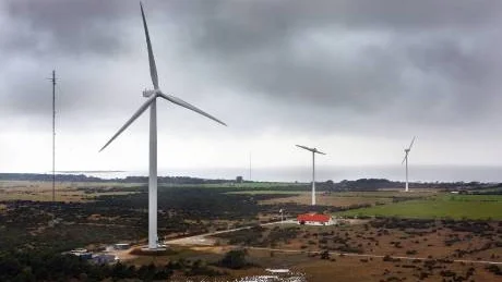 Solbritt. Det är i Vattenfalls och Kenersys stora vindkraftverk på Näsudden (närmast) testerna som ska ge säkrare vindkraft genomförs.Arkivfoto: Tobias Wallström