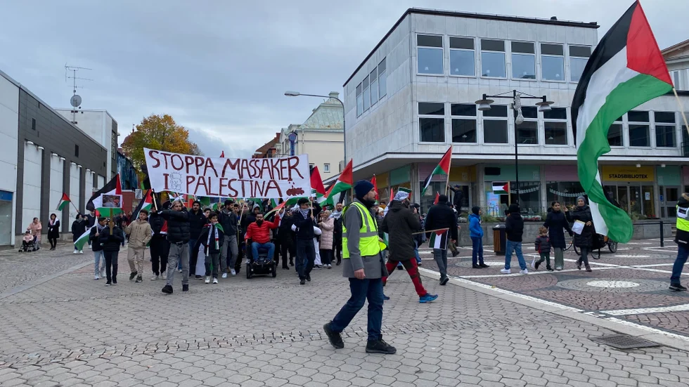 Många ville visa sitt stöd för Palestina. Fler än dubbelt så många som väntat anslöt sig till demonstrationståget som gick genom Västervik på lördagen.