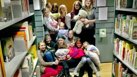 Bäddat för sömn. Ellen Gustafsson, Olivia Ullberg, Joanna Andersson, Louise Lindberg, Miranda Borg Blomquist, Alva Werner, Julia Uddin, Wilma Thurell, Julia Livemo, Alicia Stenmark, My Frändestrand, Mathilda Nyman, Naomi Nordstedt och Vendela Mehler var gänget som sov på Almedalsbiblioteket i natt.