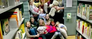 Bokälskande barn sov på biblioteket