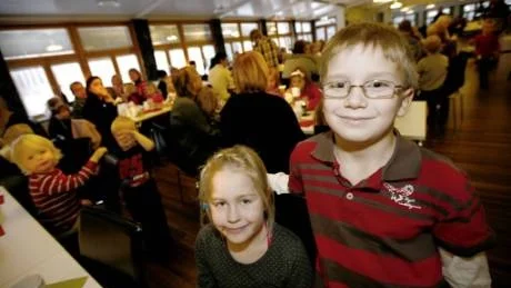 Vännerna och grannarna Vendela Lindberg, sex år, och Arne Löfqvist, sju år, gillade gårdagens julfest skarpt.