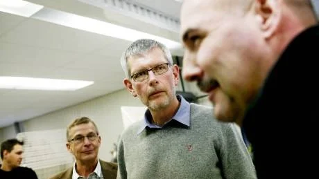 RIKSDAGSBESÖK. Riksdagsledamoten Anders Åkesson (c) besökte Gotland i går och uttalade sig bland annat om Gotlandstrafiken. Dessutom hann han besöka företaget Sweprod. På bilden också företagets Henrik Svensson, lokale c-ordföranden Björn Larsson samt Stefhan Langheit, också han Sweprod.