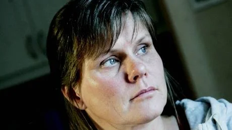 Tvåbarnsmamman Annelie Hagberg i Väskinde tar strid för att skolbarnen i högstadiet ska garanteras säkra bussresor till och från skolan. I ett medborgarförslag kräver hon sittplats och bälte i bussarna för alla skolbarn. Att som idag ha barn stående i bussarna är en trafikfara, menar hon.
