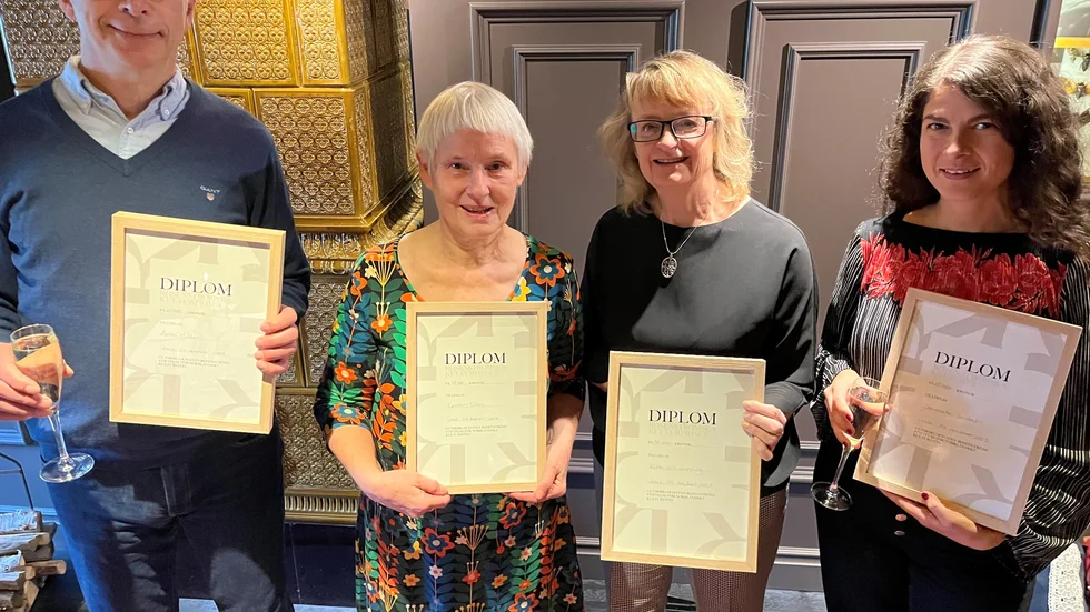 Arne Müller, Kerstin Thörn, Maria Söderberg och Jannete Hentati med sina diplom.