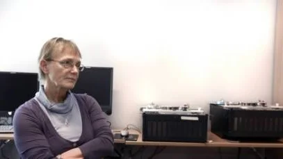 DILEMMA. Clary Winberg, känd röst i Radio Gotland, är en av dem som drabbats av de rigorösa reglerna för deltidsarbetslösa. Vissa månader har hon bara haft 4 000 kronor att leva på.