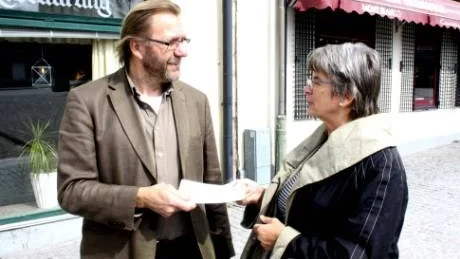CHECKEN. Roxys ordförande Göran Björnberg fick i går ta emot en check på 90 000 kronor av Inger Harlevi, pengar som hon under många år förvaltat för den avsomnade föreningen S:t Nikolaus.foto: bengt valentinsson