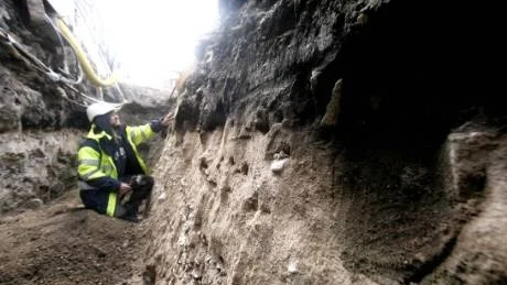 Spår av bopåle. Boplatser från stenåldern har tidigare hittats runt öns kust. Arkeologen Per Widerström tror att det här är det första fyndet i Visby. Utgrävningarna pågår fram till 15 maj och återupptas 15 augusti. Däremellan fylls hålen i marken igen.Foto: Henrik Radhe