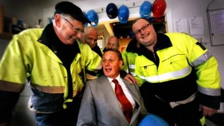 Glada miner. Vd Thomas Nyberg omgiven av idel glada miner. Lennart Kotz, Andreas Juvheden, Ingvar Nilsson och Ulf Andersson har idag jobb i Visby hamn. Fem av dem kan få chansen att jobba i projektet som ska sysselsätta 50 personer i Slite.FOTO: HENRIK RADHE