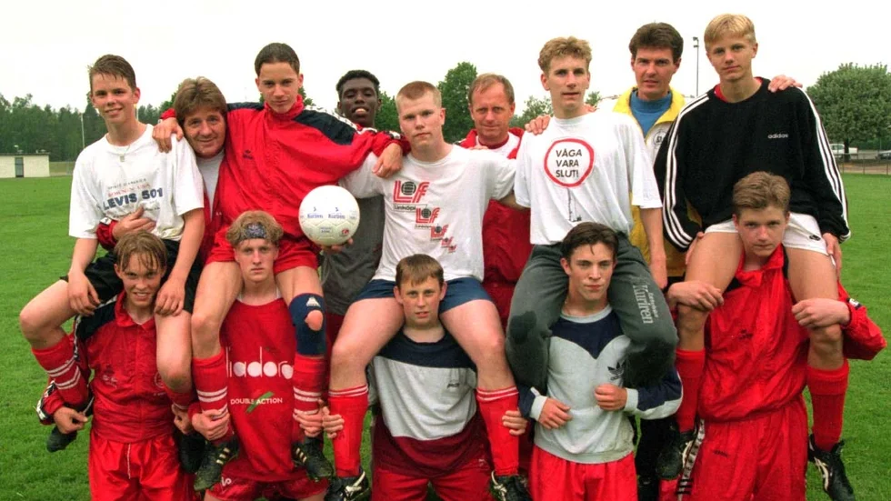 Denna bild togs 1995. KSK-juniorerna, som då vunnit alla seriematcher under året. I bakre raden fr.v. Lars-Erik Henriksson, tränare Ali Mohammed, Bengt-Olof Larsson, tränare, och Mikael Skoglund "Nacka", utbildningsansvarig. På axlarna Tobias Pettersson, Jonas Larsson, Tobias Ernetoft, Fredrik Öhman och Matti Larsson. främre raden Daniel Eriksson, Andreas Blom, Martin Halvarsson, Jimmy Jonsson och Staffan Olsson.