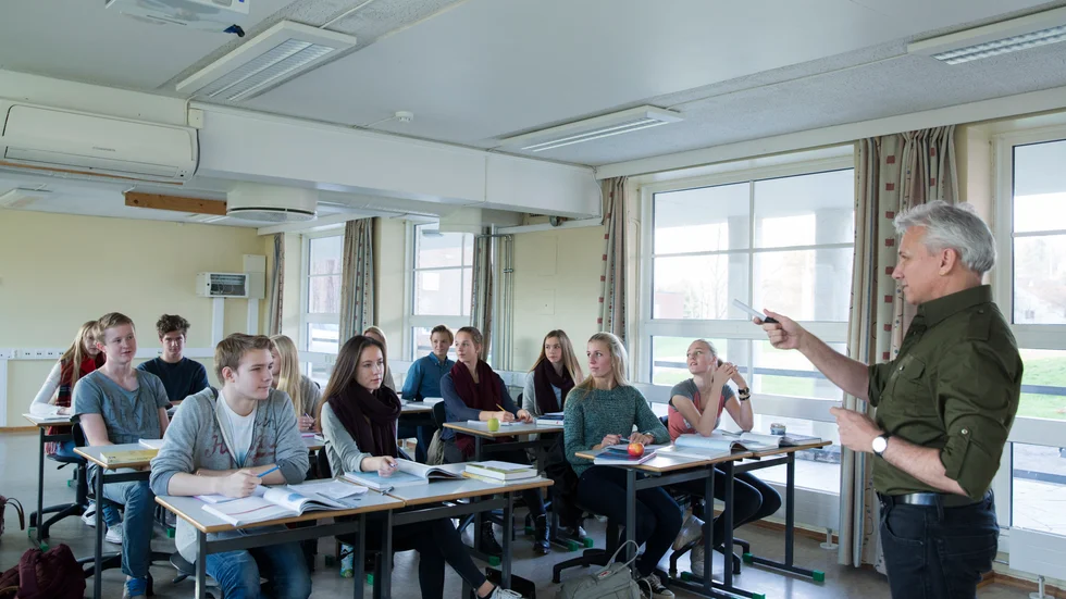 Nästan alla unga får jobb och utkomst redan i dag. Det finns dock ett nålsöga som måste uppmärksammas mer: eleven måste nå godkända betyg i gymnasiet för att lyckas, skriver debattörerna.