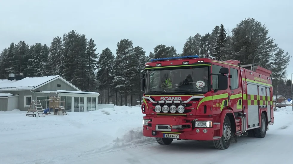 Räddningstjänsten lämnar pizzerian på Djupviken strax innan klockan 11 på tisdagsförmiddagen. 