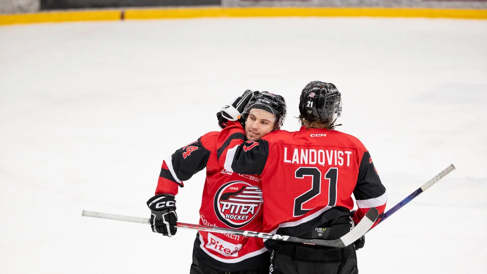 Piteågrabbarna som avgjorde under sista perioden mot Sundsvall. Backen,Henrik Claeson, 3-2 och Joakim Landkvist, 4-2 i en match som slutade 5-3.