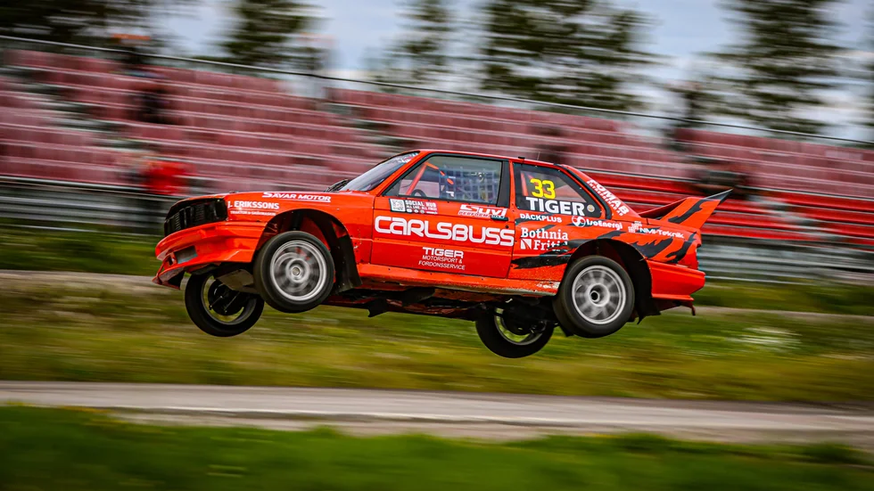 Simon Tiger hade rejäla flygturer i Höljes och slog dessutom sönder ett styrstag i ena kvalet. Viktor Johansson hade det flera resor värre och jagar nu en ny motor.