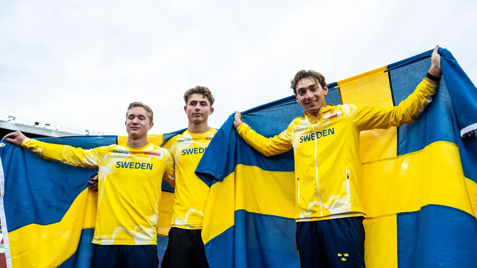 Linus Jönsson, William Asker och Armand "Mondo" Duplantis tog fram ett par svenska flaggor för att fira segern i Finnkampen.
