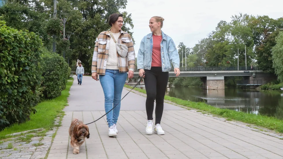 Denise Altmann och Ingrid Morset på promenad längs stångån med hunden Lotte. 