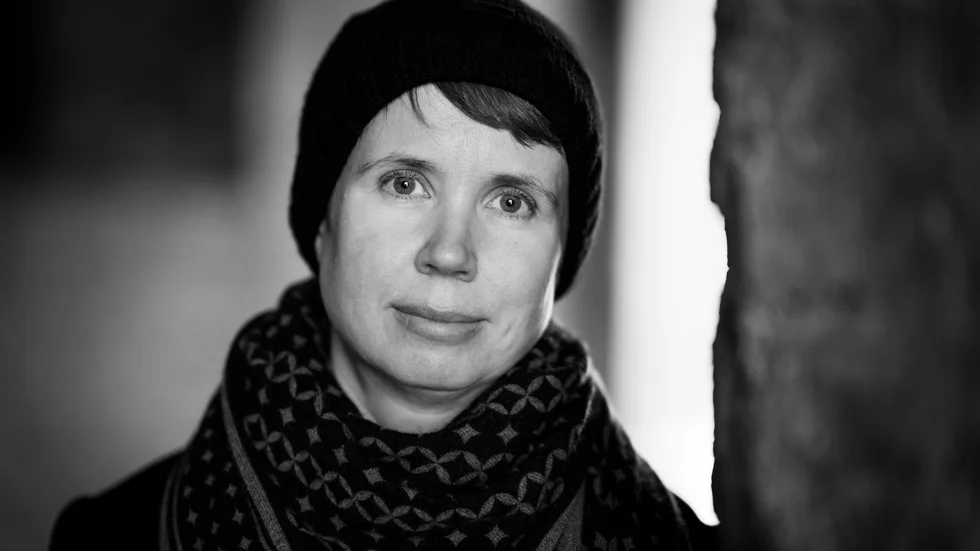 Karin Holmlund återkommer till litteraturen med en berättelse som låter läsaren trösta sig själv, menar recensenten Regine Nordström.