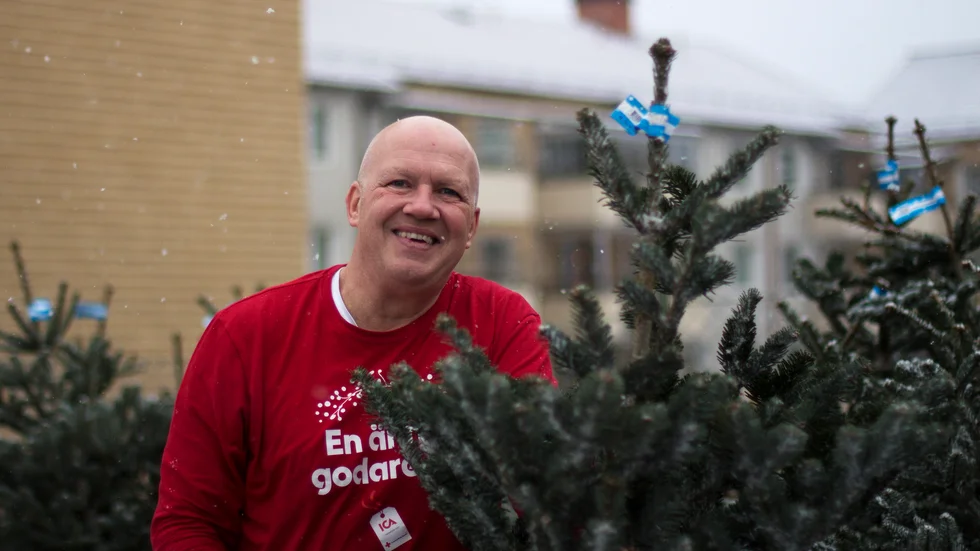 Under torsdagen fanns det fortfarande julgranar utanför Ica nära, men Magnus Jeppsson är inte det minsta bekymrad över att ha granar kvar efter julafton. "Det är lite överraskande att vi mest har kungsgranar kvar, men de kommer att gå åt! Men under de tio år vi sålt julgranar, har jag har aldrig fått frågan om vi har ekologiska granar."