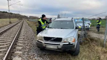 Vansinnesfärden tog slut på banvallen i närheten av Hemgården. Polisen lyckades få ut mannen ur bilen och stoppa tågtrafiken. Därefter backade de bort fordonet från banvallen.