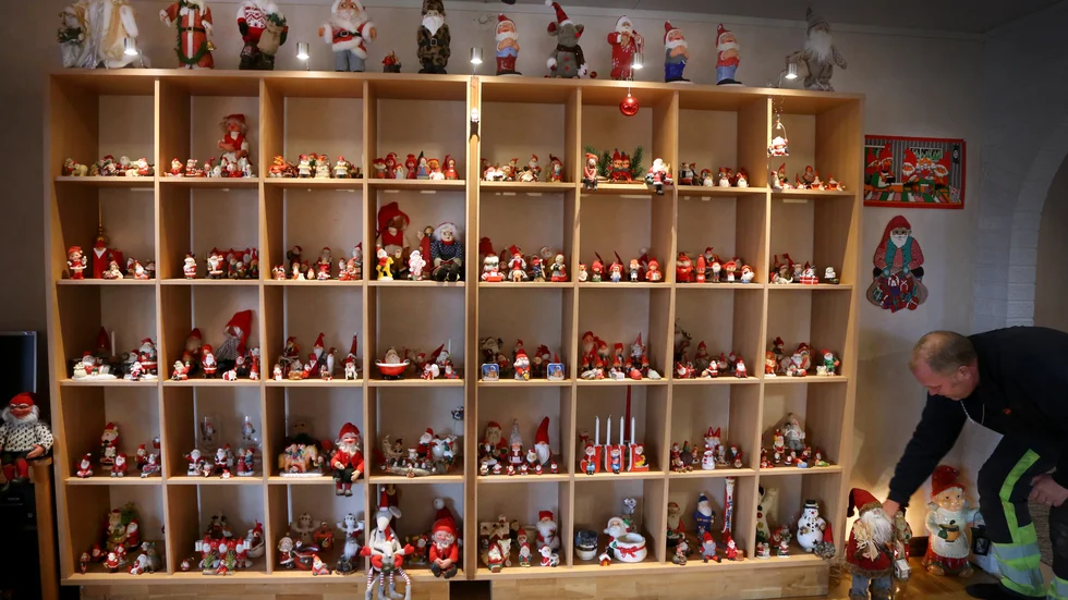 Dan före dan hade Börje Johansson i Slite 805 tomtar. De kan ha ökat sedan dess. Två veckor innan advent ställer han fram dem, sedan åker de ner i sina plastbackar för lagring ganska snart in på det nya året.