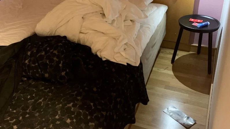 På ett bord intill sängen på hotellrummen fanns kondomer och glidmedel. 