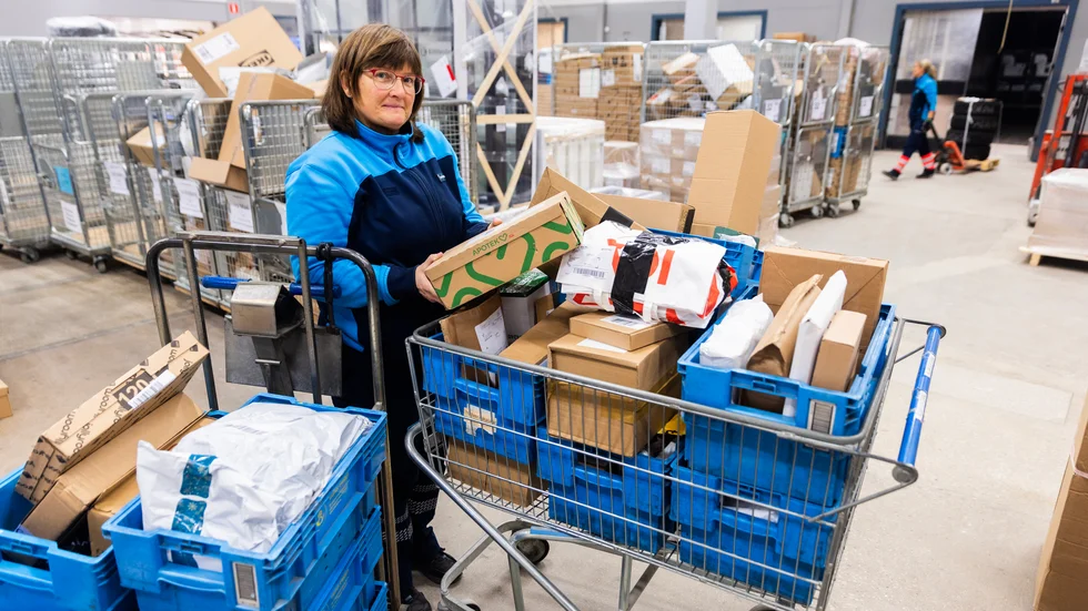 ”Det är alltid kul att komma till jobbet och leverera paket till kunder”, säger Camilla Norbeck på Postnord.