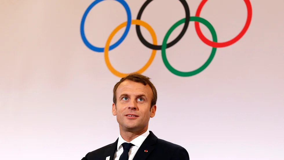 Frankrikes president Emmanuel Macron säger att OS-invigningen kan stoppas på grund av terrrordåd. Arkivbild.
