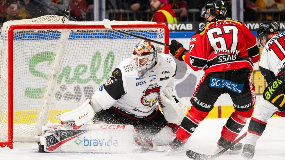 Linus Omark sprättar upp ledningsmålet i nättaket.