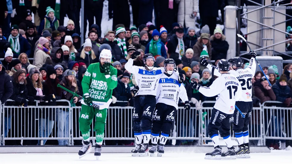 David Thorén (nr 6) jublar efter Sirius första mål i annandagsmatchen mot Hammarby. "Det var fruktansvärt skönt att vinna," sade han efter de två poängen.