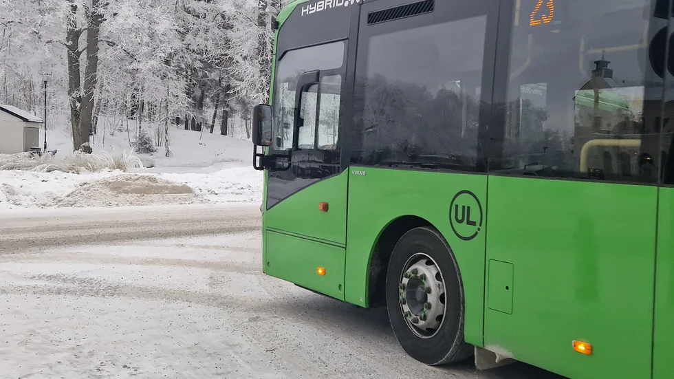 Den lägre busstaxan är bra, men att skaffa det billigare busskortet är alldeles för invecklad för många äldre, menar insändarskribenten.